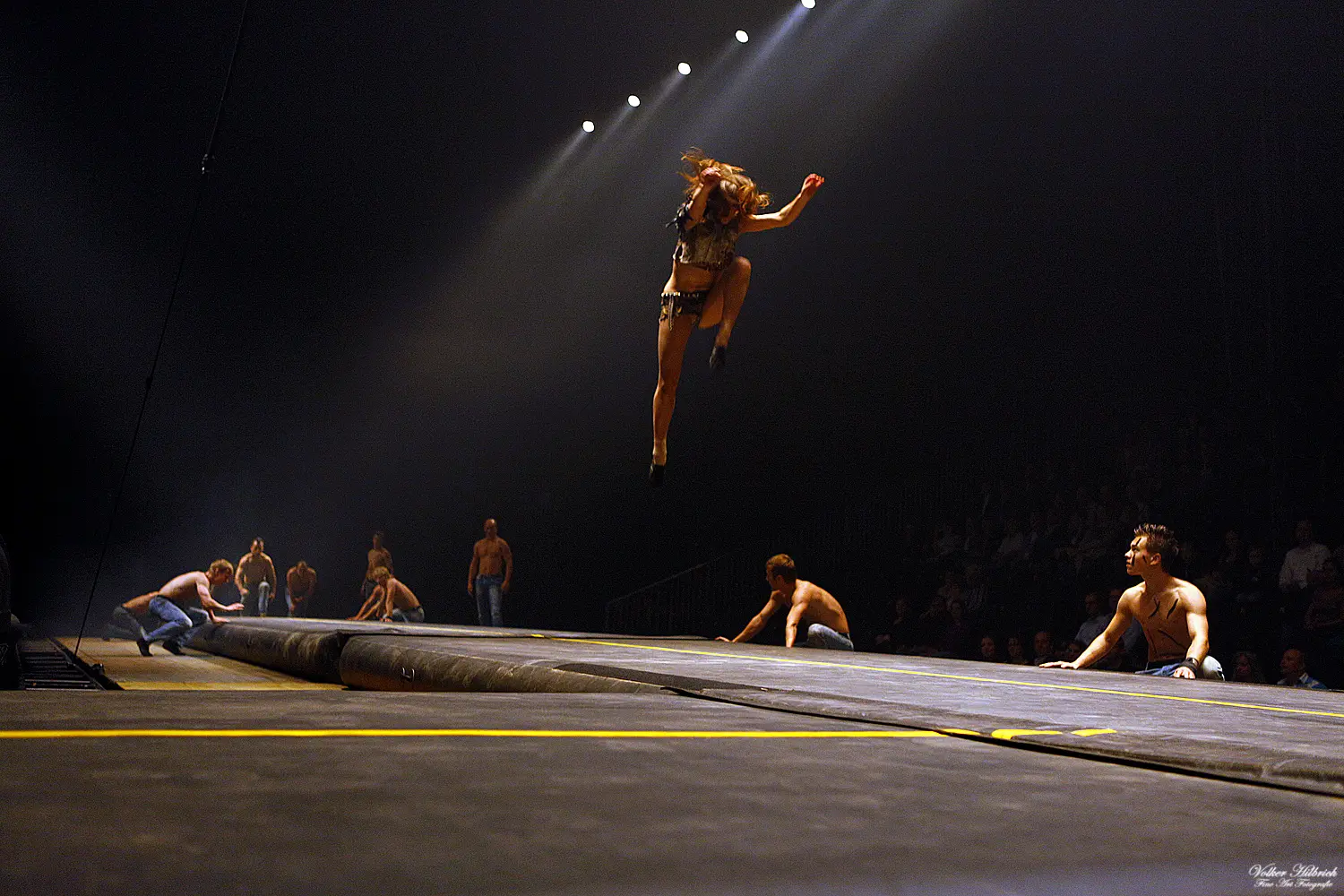 entertainer jumping high on black airtrack p3